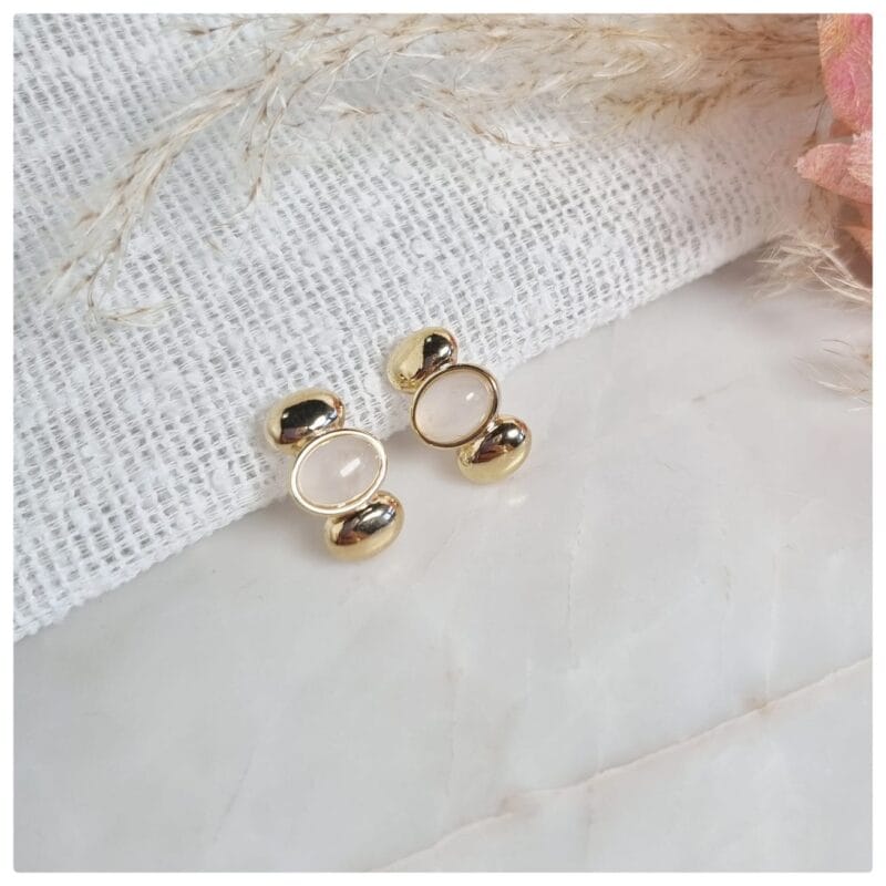 Brinco dourado ear hook quartzo rosa