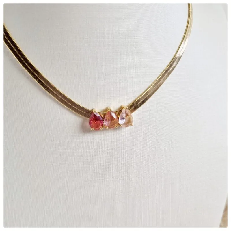 Choker dourada malha esteira com 3 cristais rosa