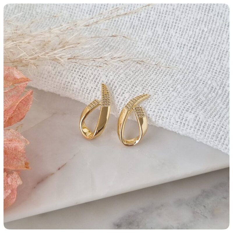 Brinco dourado com cravejado