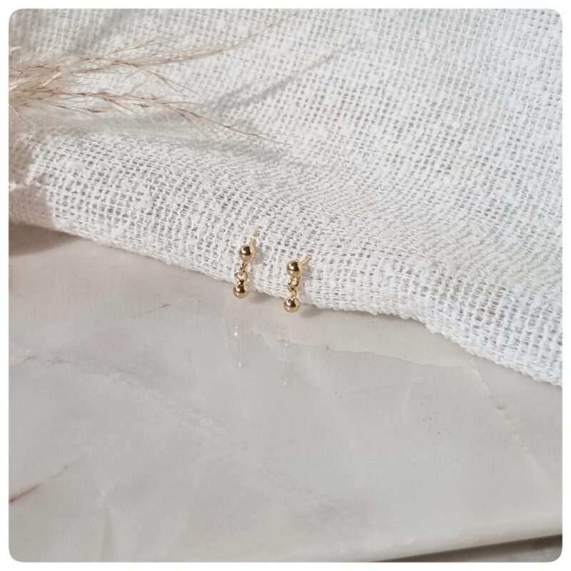 Brinco dourado bolinhas
