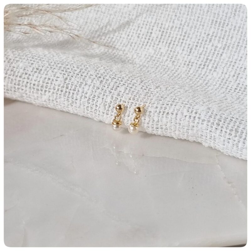 Brinco dourado bolinha e pérola