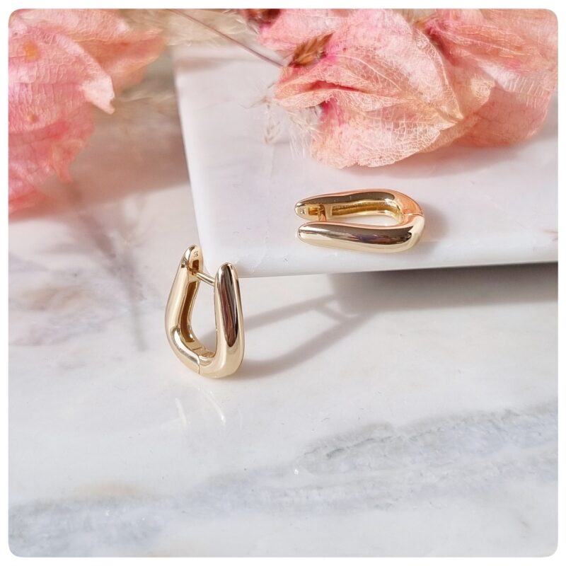 Brinco dourado argola triangular orgânica