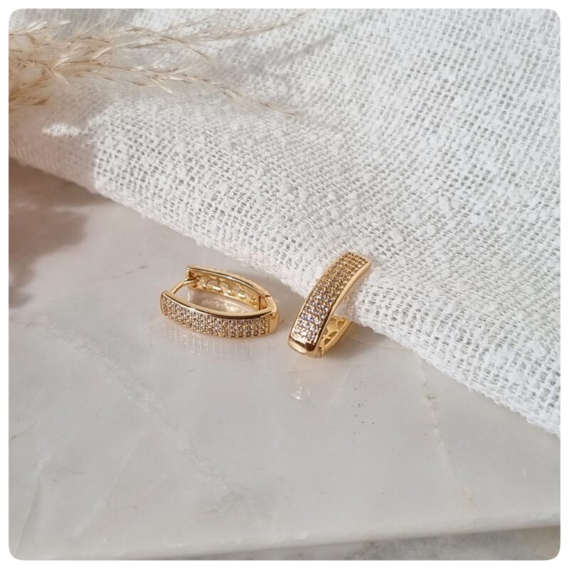 Brinco dourado oval cravejado