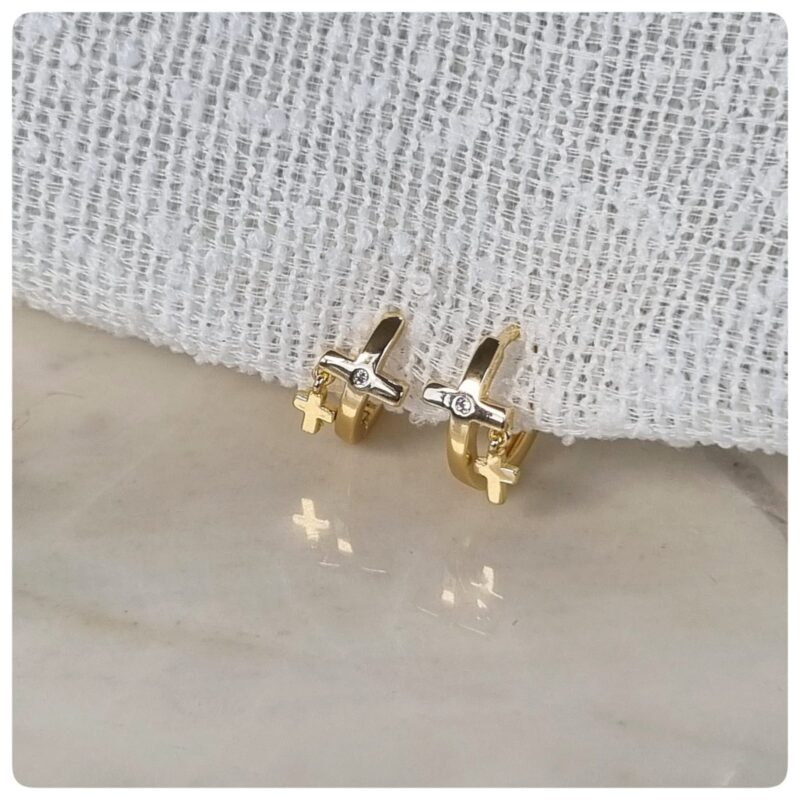 Brinco de argola com cruz