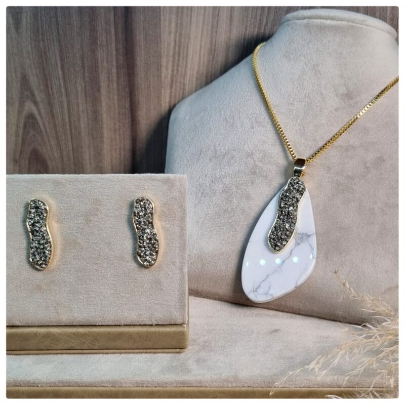 Conjunto dourado pedra natural howlita branca e pitita
