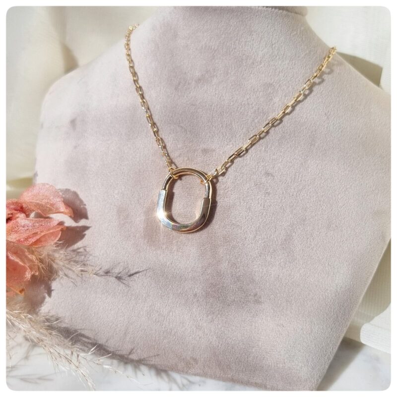 Choker dourada com pingente oval
