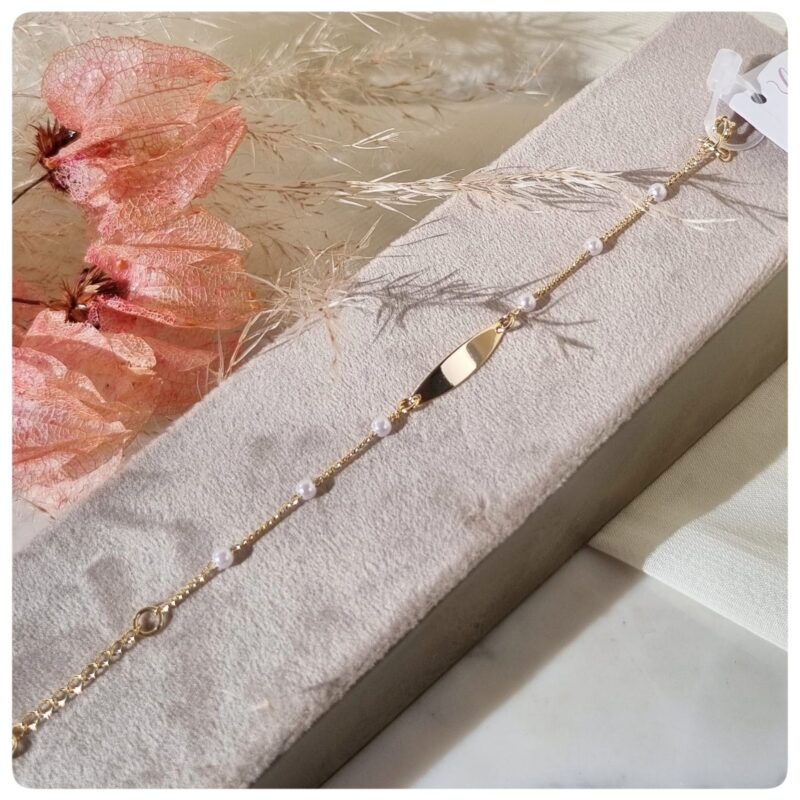 Pulseira infantil com plaquinha e pérolas