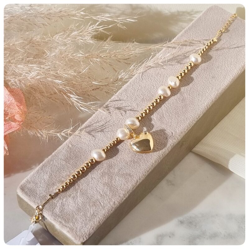 Pulseira dourada de bolinhas com pérolas e pingente de coração