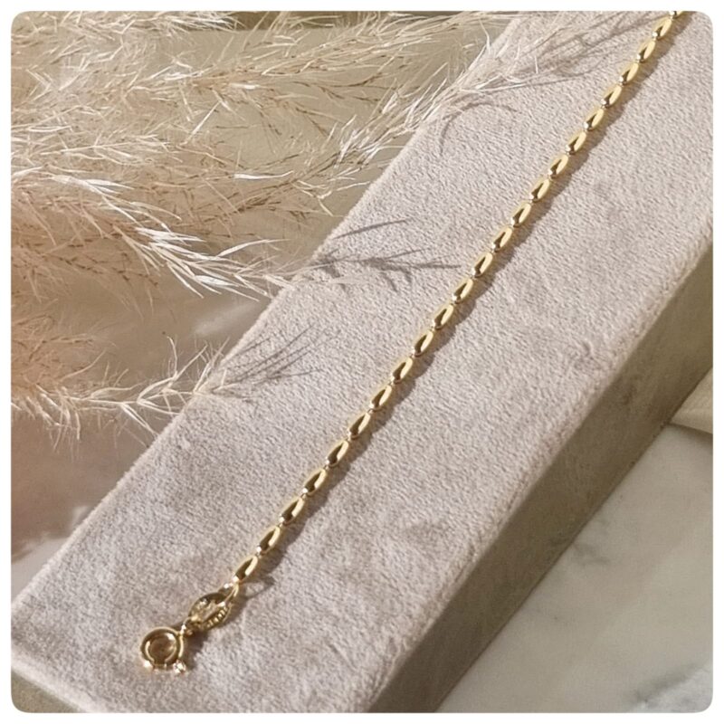 Pulseira dourada com canutilhos arredondados