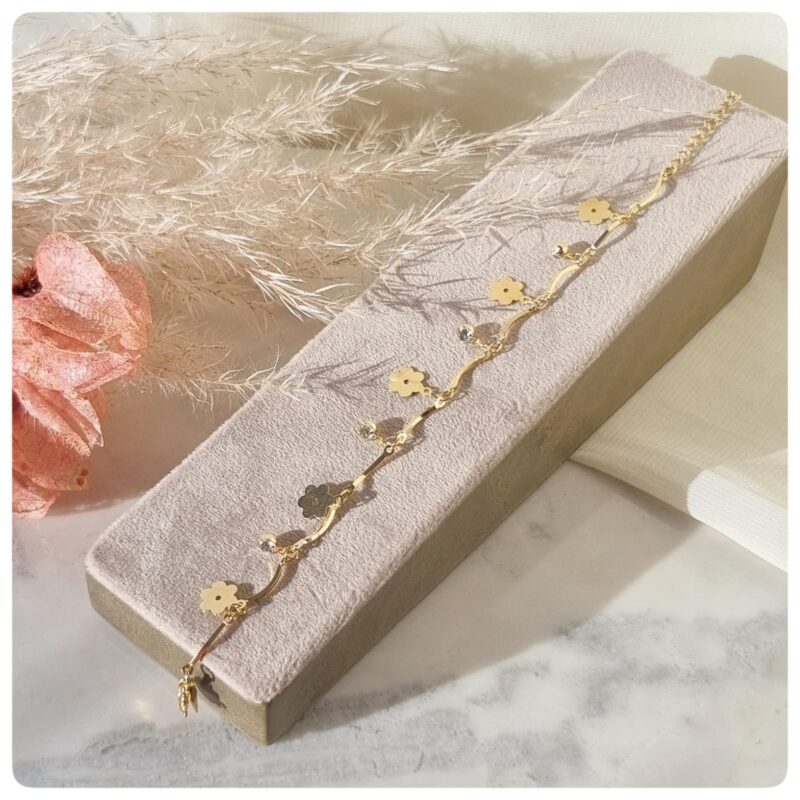 Pulseira com pingentes de flores e zircônias