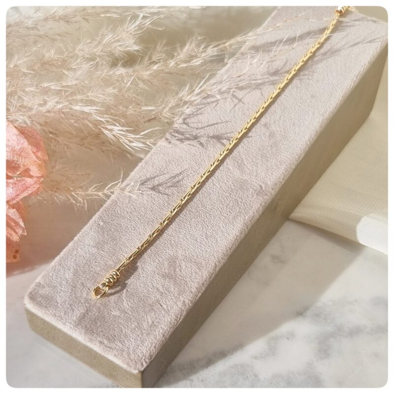 Pulseira dourada com malha palmeira
