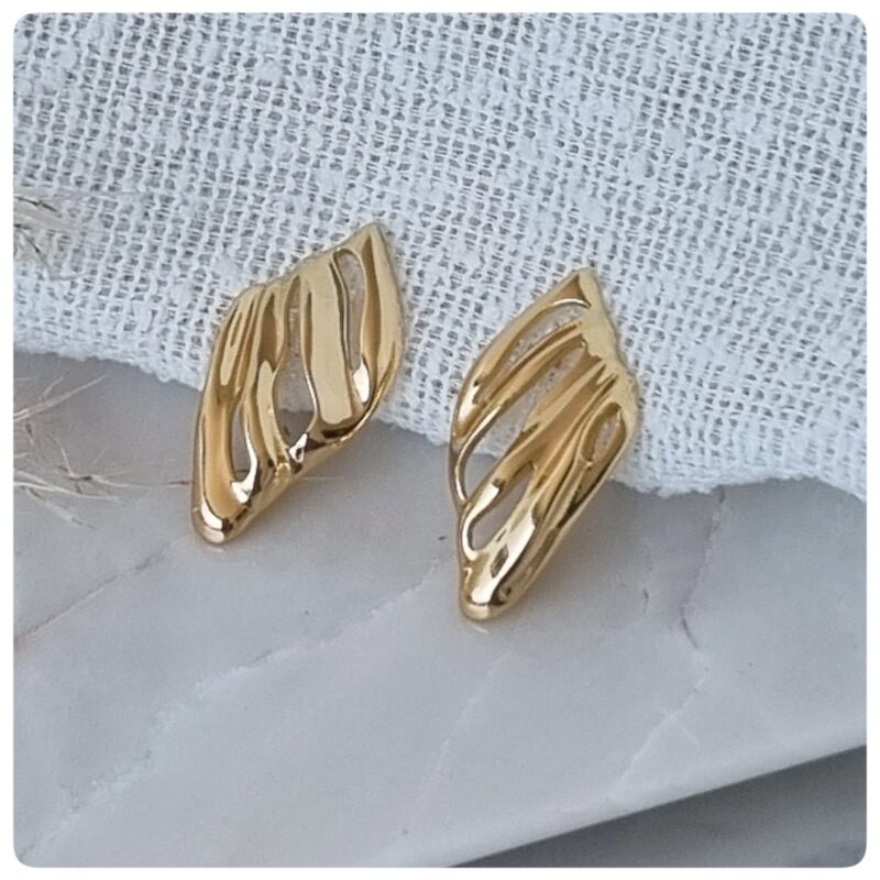 Brinco dourado trabalhado orgânico