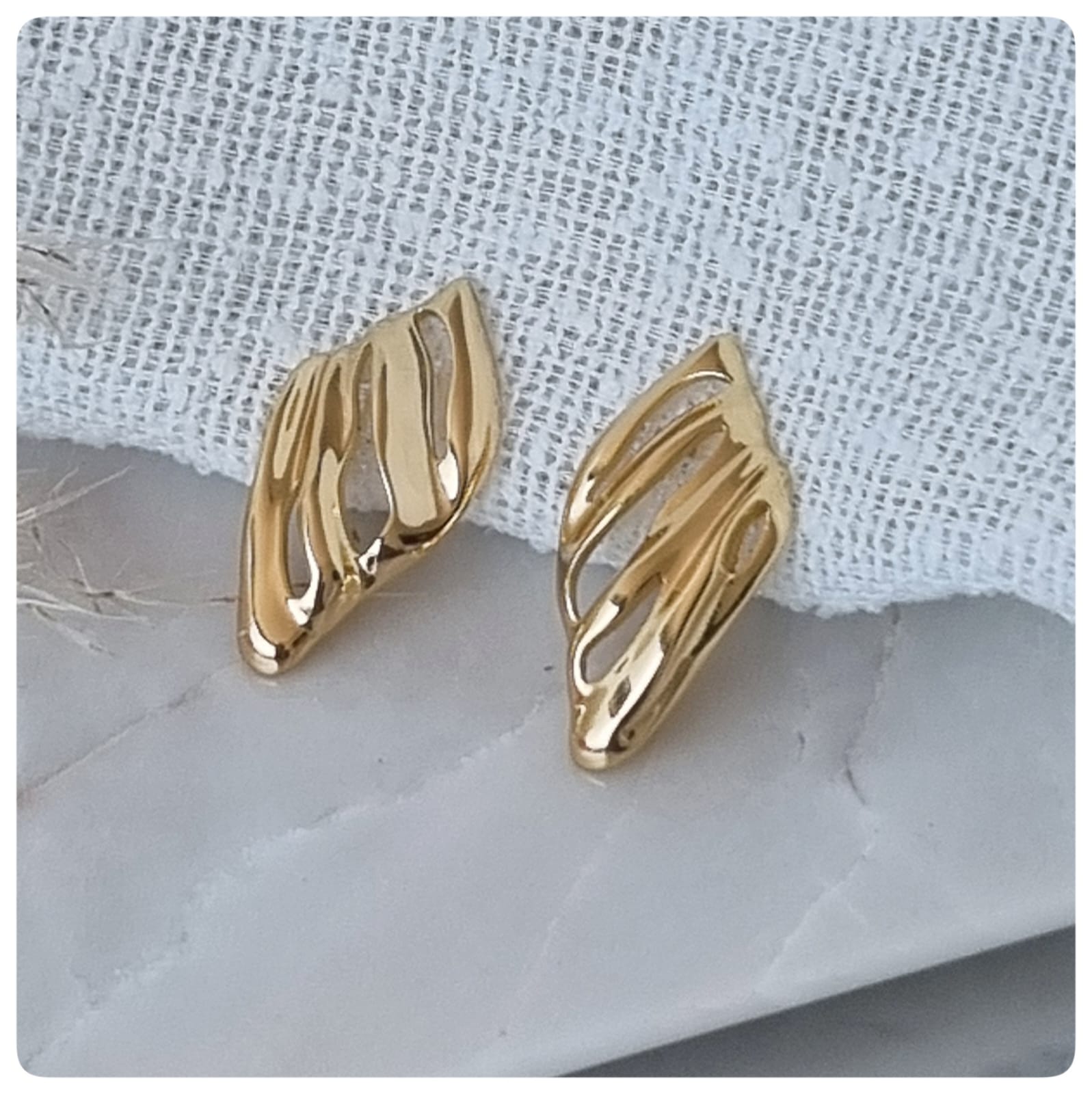 Brinco dourado trabalhado orgânico