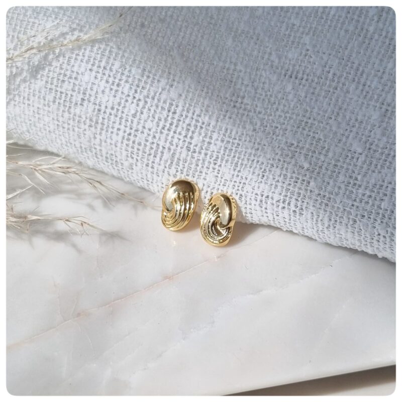 Brinco trabalhado dourado P