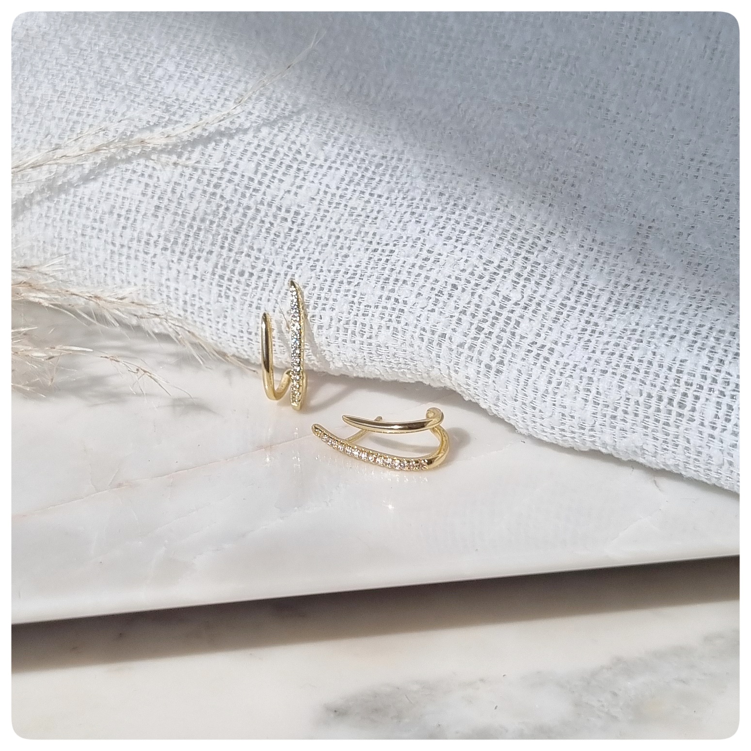 Brinco dourado ear hook