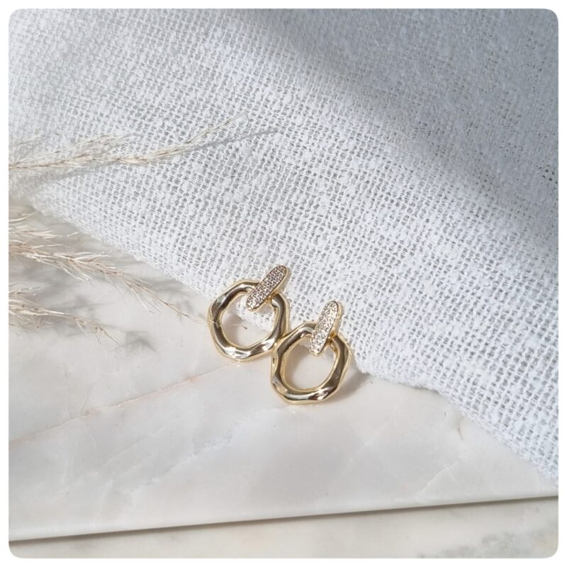 Brinco dourado com zircônias