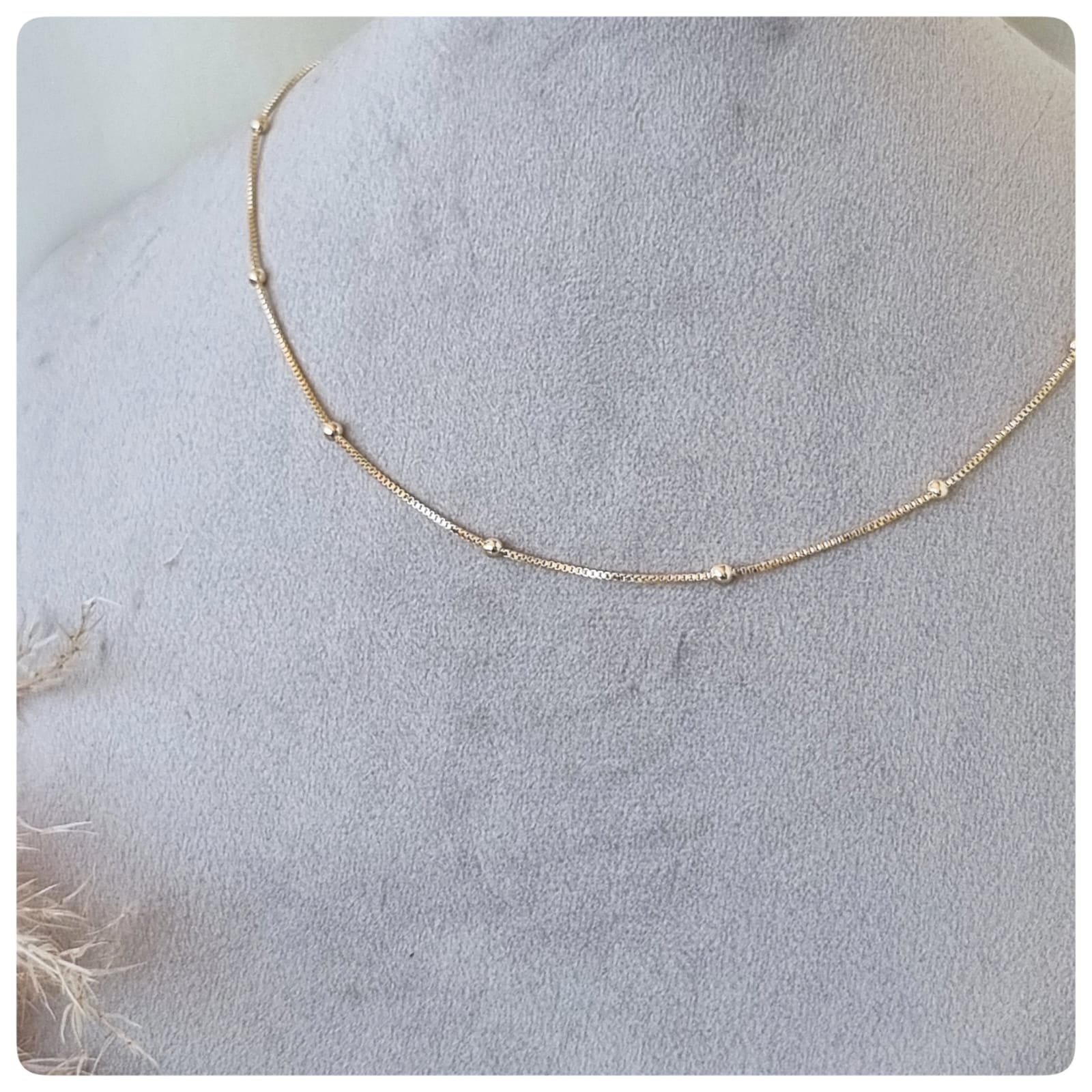 Choker dourada com bolinhas