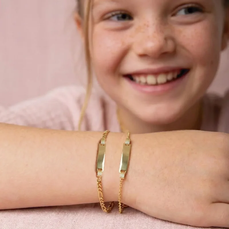 Pulseira infantil prata com banho de ouro e chapinha para gravação
