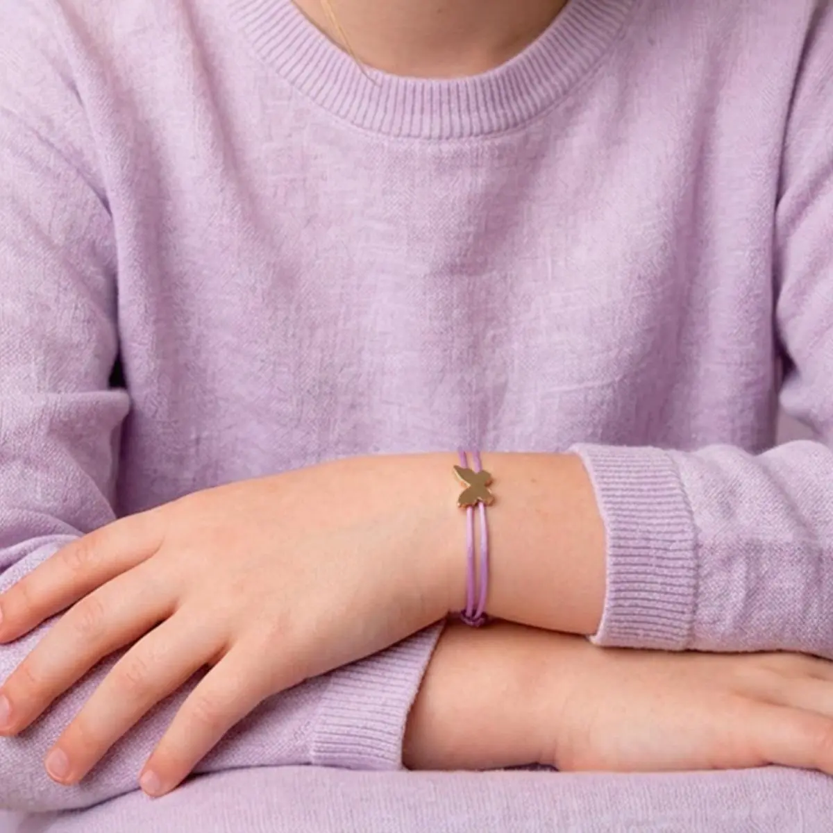 Pulseira de fio encerado lilás com pingente de borboleta